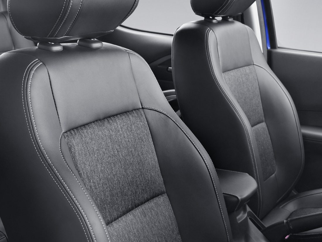 Sièges avant du Hunter Diesel, cuir et tissu à surpiqûres contrastées